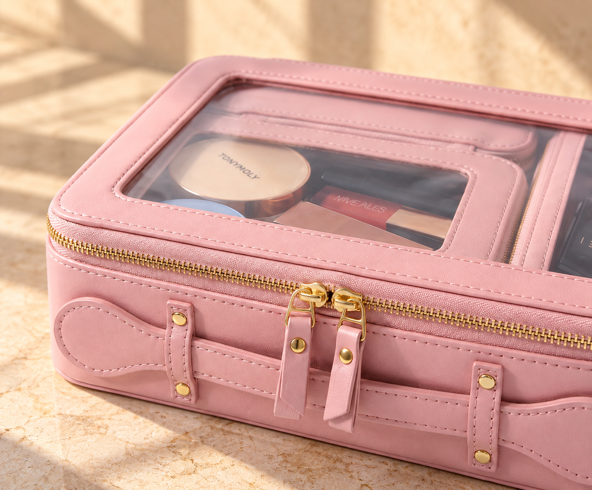 The 4-in-1 Case in Pink Aura, close-up of gold zips and clear lid